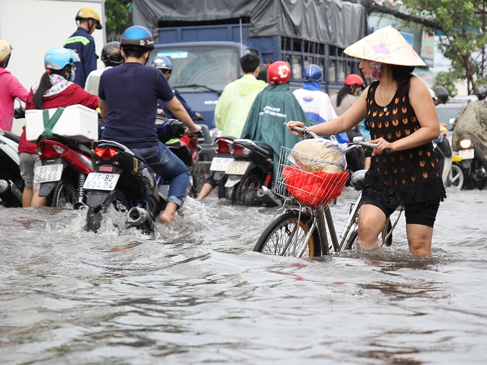 Mưa lớn,kẹt xe người dân bì bõm vượt ngập đi làm ảnh 7